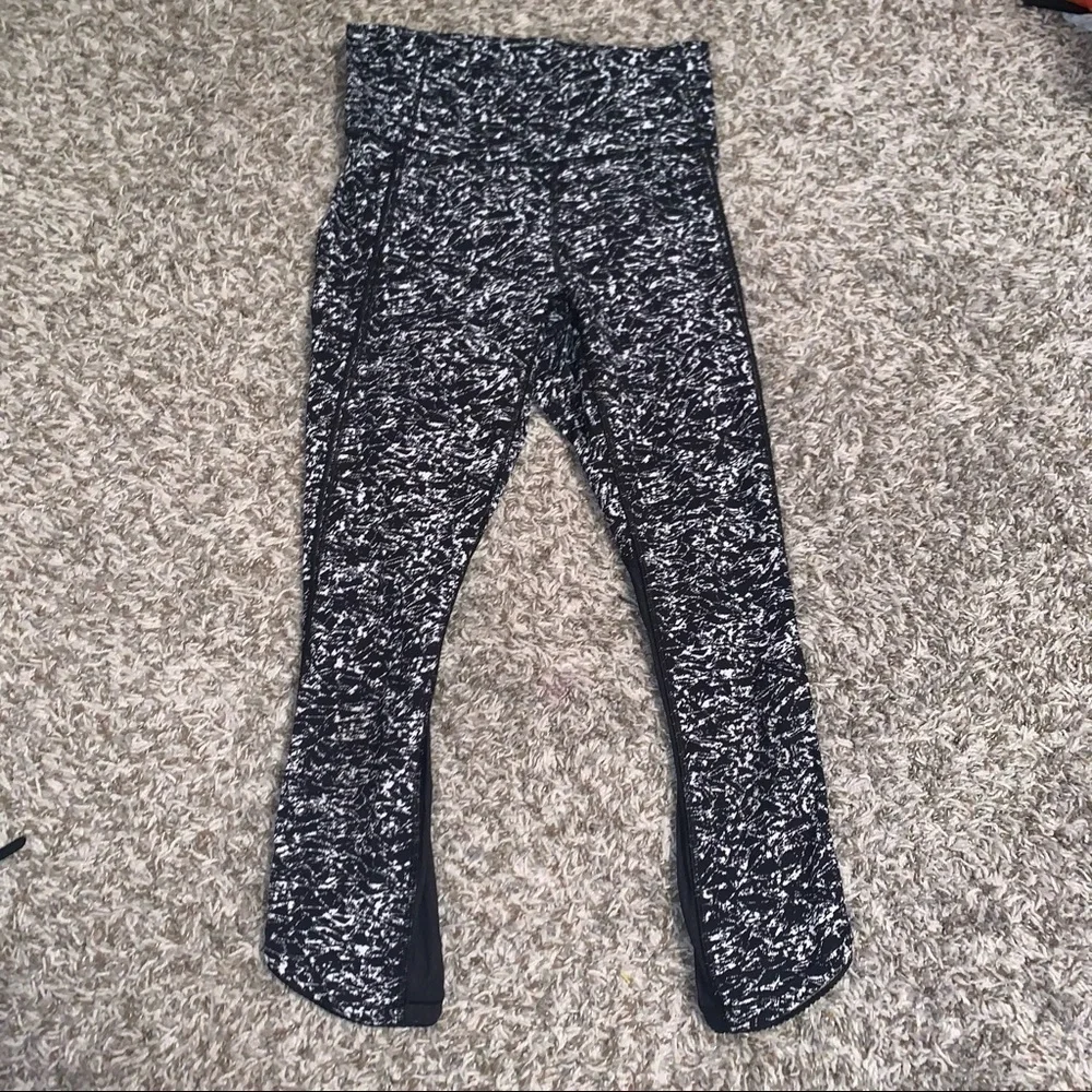 Lululemon Athletic Black & White Deep Breath Cropped Mesh Leggings size 4